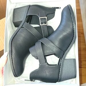BNIB Soda heeled boots Sz 3 girls Black